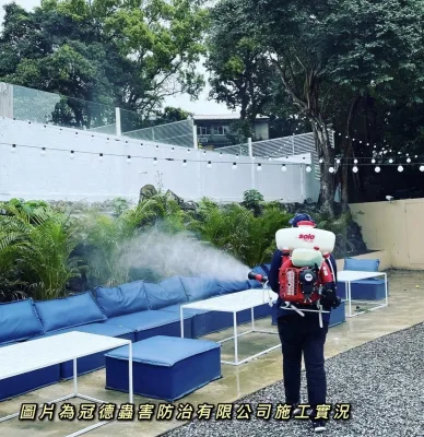 戶外休憩座位區以煙霧機進行環境蚊蟲防治